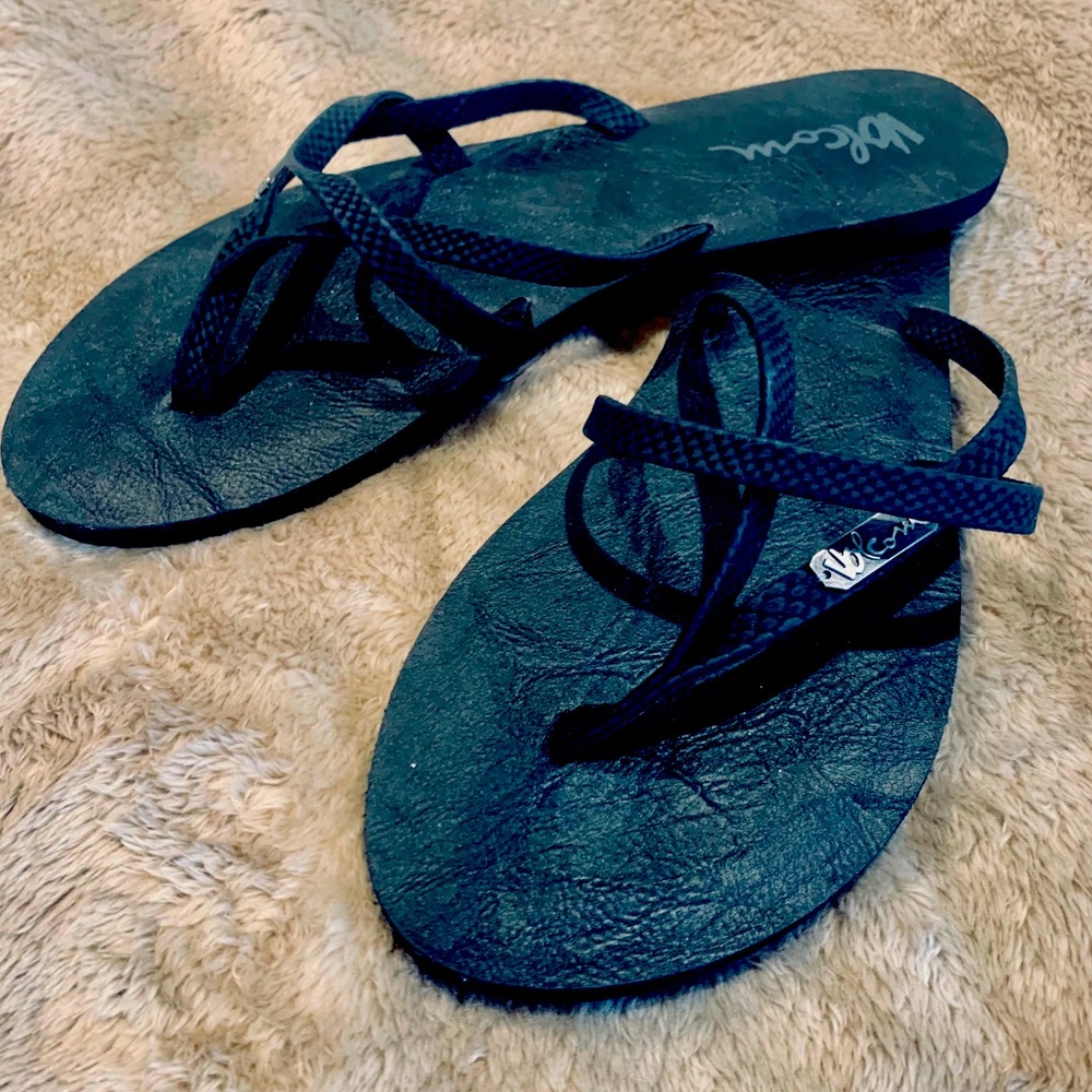 🛍 2/$25 Women’s NWOT Volcom Flip flop sandals